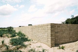 Fertige Mauer um das Grundstück