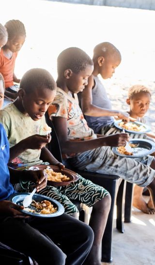 Kindergruppe beim Essen