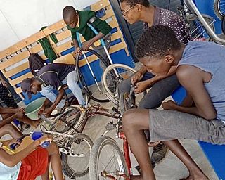 Kinder beim Fahrrad reparieren