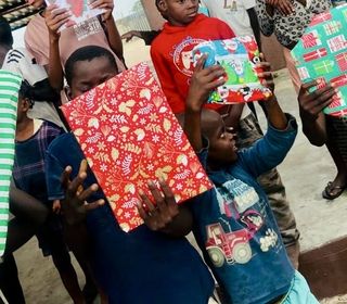 Kinder mit verpackten Geschenken
